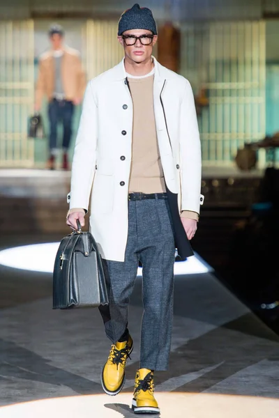 Look 18